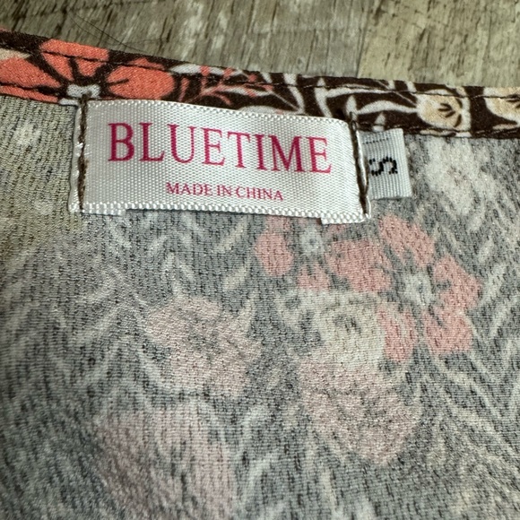 Bluetime size SMALL coral tones V-neck top, flare sleeve, tie waist - Picture 5 of 8